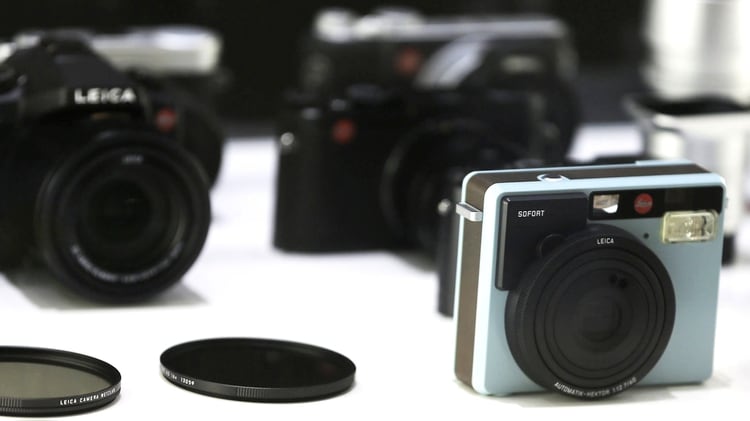 En la época de las cámaras analógicas, la fotografía era un pasatiempo caro, por lo que eran pocas las instantáneas que solían tomarse de un acontecimiento. Incluso cuando se transferían a un álbum, una vez reveladas, se sometían a cierta selección. (EFE/OLIVER BERG)
