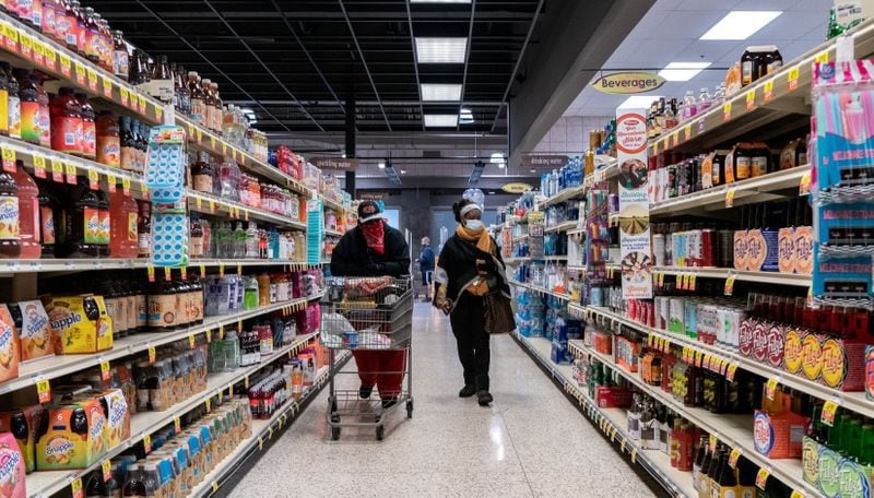 Clientes en un supermercado en el norte de St Louis, Misuri, Estados Unidos (Foto: REUTERS/Lawrence Bryant)