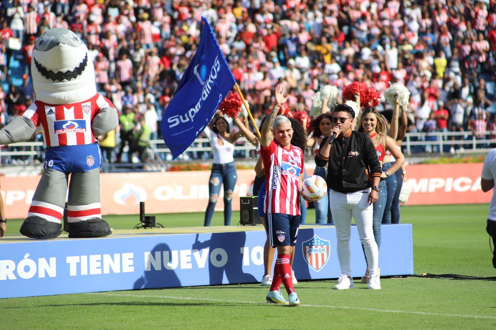 Saludo de Juan Fernando Quintero a la afición del Junior de Barranquilla.Colprensa/Jairo Cassiani