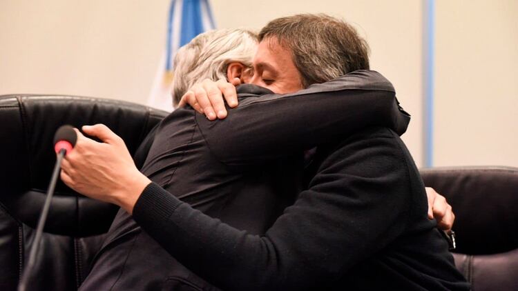 El abrazo entre Alberto Fernández y Máximo Kirchner luego de que el hijo de la ex presidenta asumiera como presidente del bloque peronista