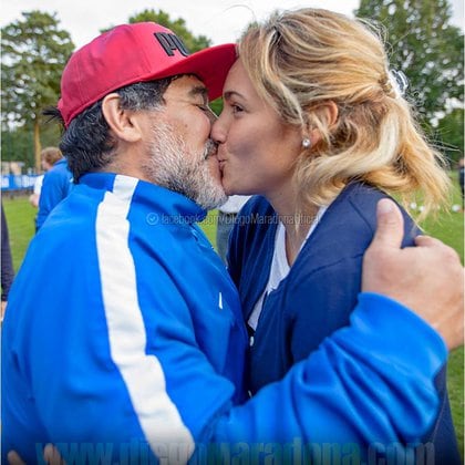 Maradona publicó una foto dándole un beso a Rocío para dar por terminada la crisis en su relación