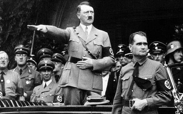 Adolf Hitler y Rudolph Hess, en un acto del Partido Nacional Socialista de Alemania