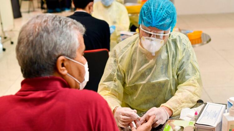 El análisis de sangre rápido fue realizado por la Autoridad de Salud de Dubai (DHA) a pasajeros de un vuelo desde los Emiratos Árabes hacia Túnez (Foto: Emirates.com)