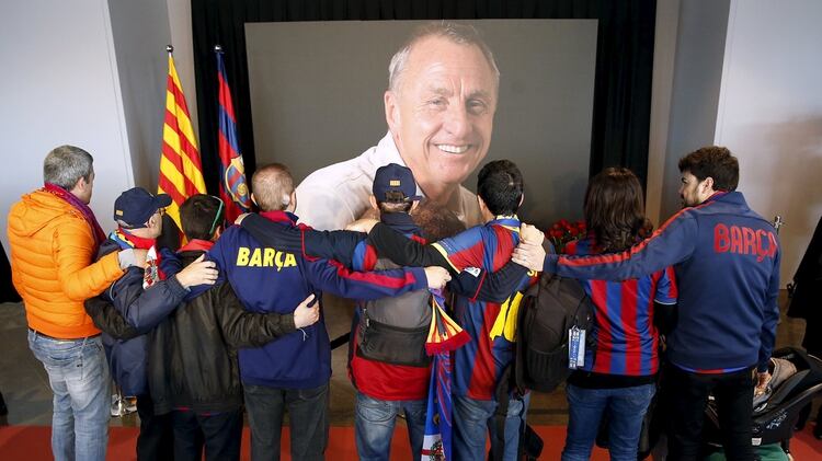 El homenaje en el club Barcelona para Johan Cruyff tras su fallecimiento en 2016 (Reuters)