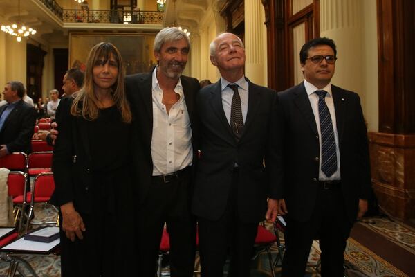 Gabriela Cociffi, directora editorial de Infobae, Julio Aro, Geoffrey Cardozo y Diego Rojas Coronel de la CICR recibieron el reconocimiento  en el Salón de los Pasos Perdidos
