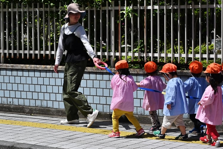 Niños de un jardín de infancia caminan en Tokyo (Charly TRIBALLEAU / AFP)