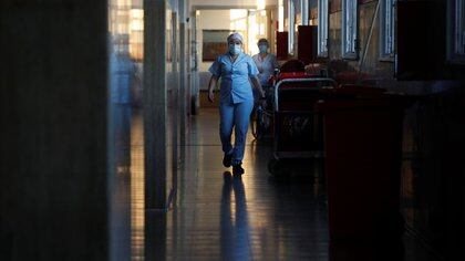 Trabajadora médica camina por un pasillo de un hospital en las afueras de Buenos Aires, Argentina, 16 octubre 2020.
REUTERS/Agustin Marcarian