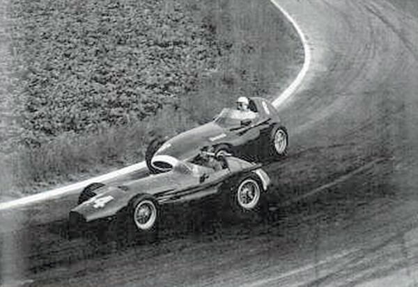 Todo un testimonio: la última foto de Fangio en una carrera; quien lo supera es el británico Stirling Moss.