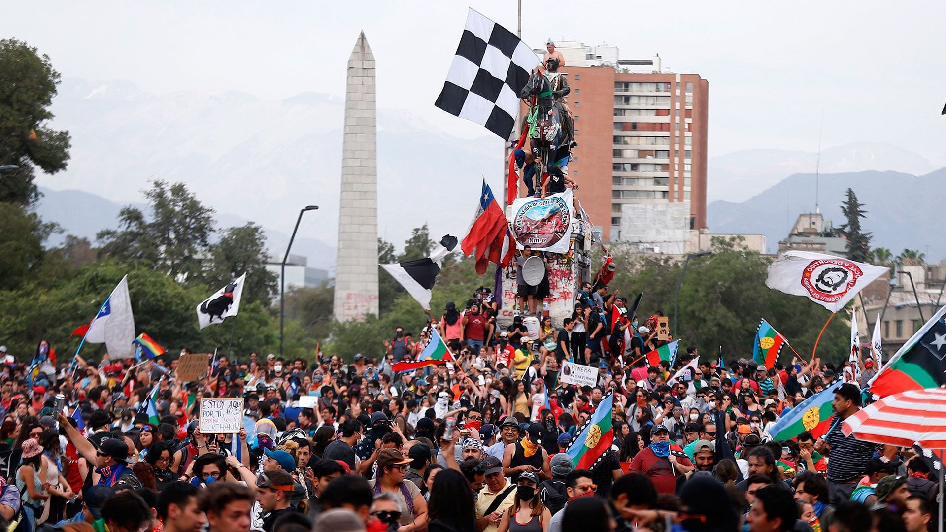El legado de Víctor Jara se pudo notar en las protestas y movilizaciones de 2019 por una nueva constitución chilena (EFE/ Alberto Valdés)
