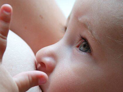 Un beneficio importante de la leche materna es la presencia de anticuerpos IgA que proporcionan inmunidad pasiva al lactante
