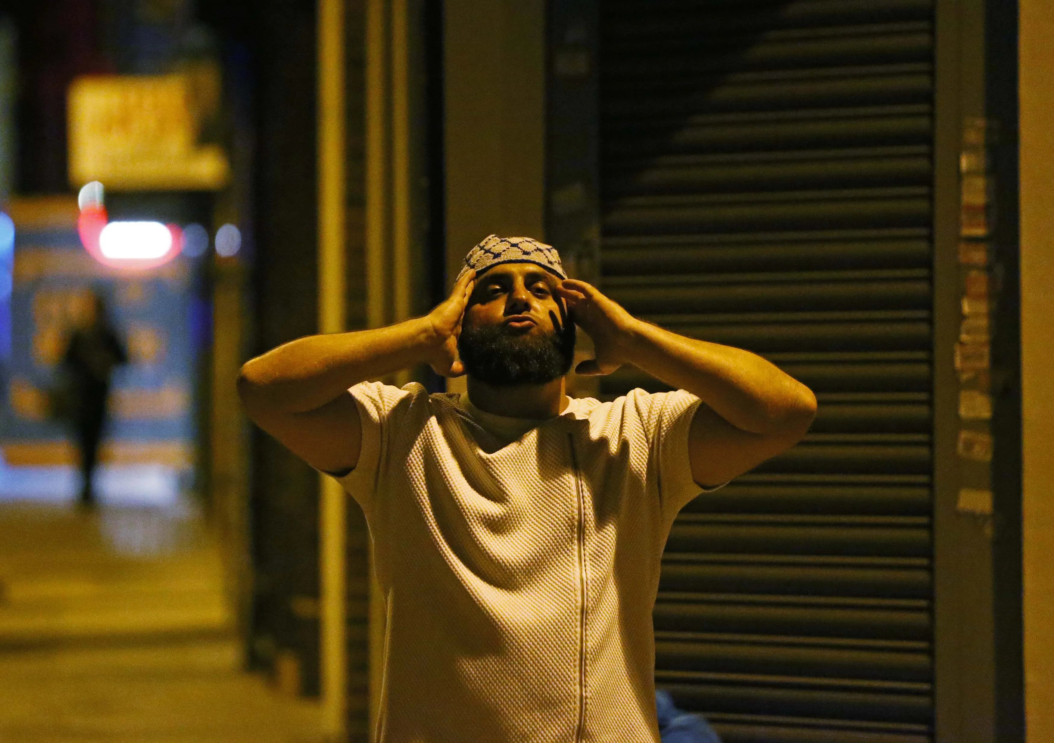 Un hombre reza tras el ataque frente a la mezquita (Reuters)