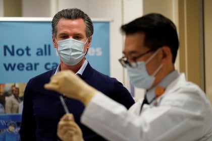 El gobernador Gavin Newsom observa la preparación de la vacuna de Pfizer-BioNTech contra el COVID-19 (Jae C. Hong/Pool via REUTERS)