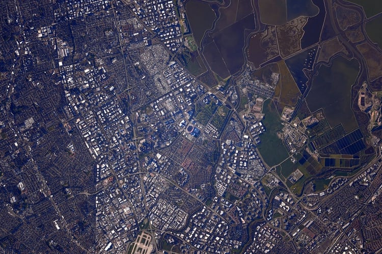 Las afueras del estadio donde see jugó el Supertazón 50, en 2016 (Scott Kelly/NASA via The New York Times)