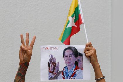 Un manifestante sostiene un cartel con la imagen de la líder Aung San Suu Kyi, quien se encuentra detenida por la junta militar (CHAIWAT SUBPRASOM / ZUMA PRESS)