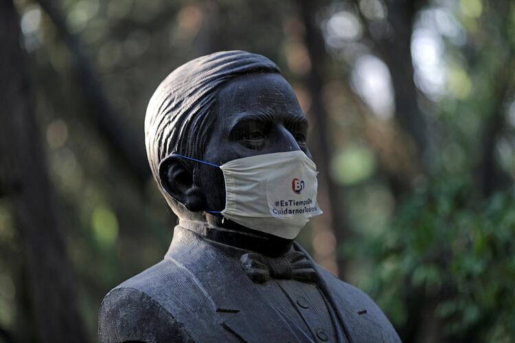 Estatua de Benito Juarez con una mascarilla en México