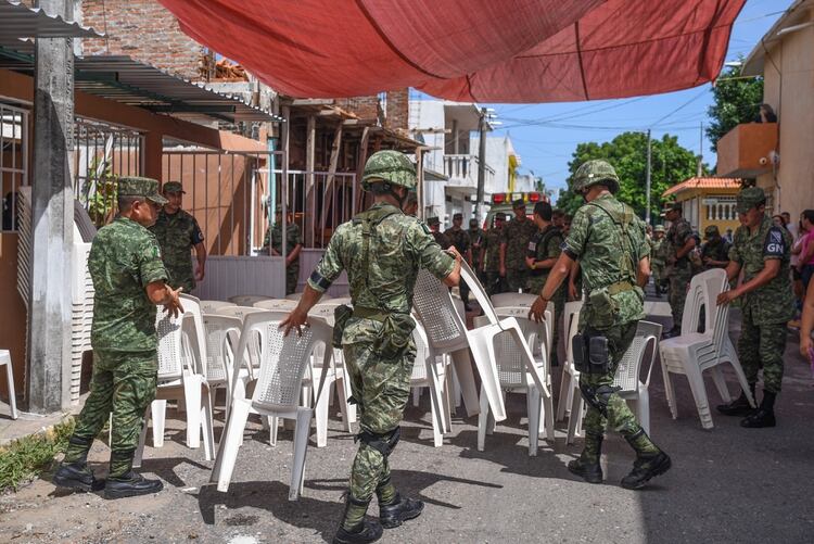 VERACRUZ,VERACRUZ, 19OCTUBRE2019.- Militares del Ejercito Mexicano acompañan a familiares en el funeral de Alfredo González Muñóz de 26 años, miembro de la Guardia Nacional que fue abatido tras los enfrentamientos en Culiacán, Sinaloa, contra el narcotraficante Ovidio Guzmán. FOTO: VICTORIA RAZO /CUARTOSCURO.COM