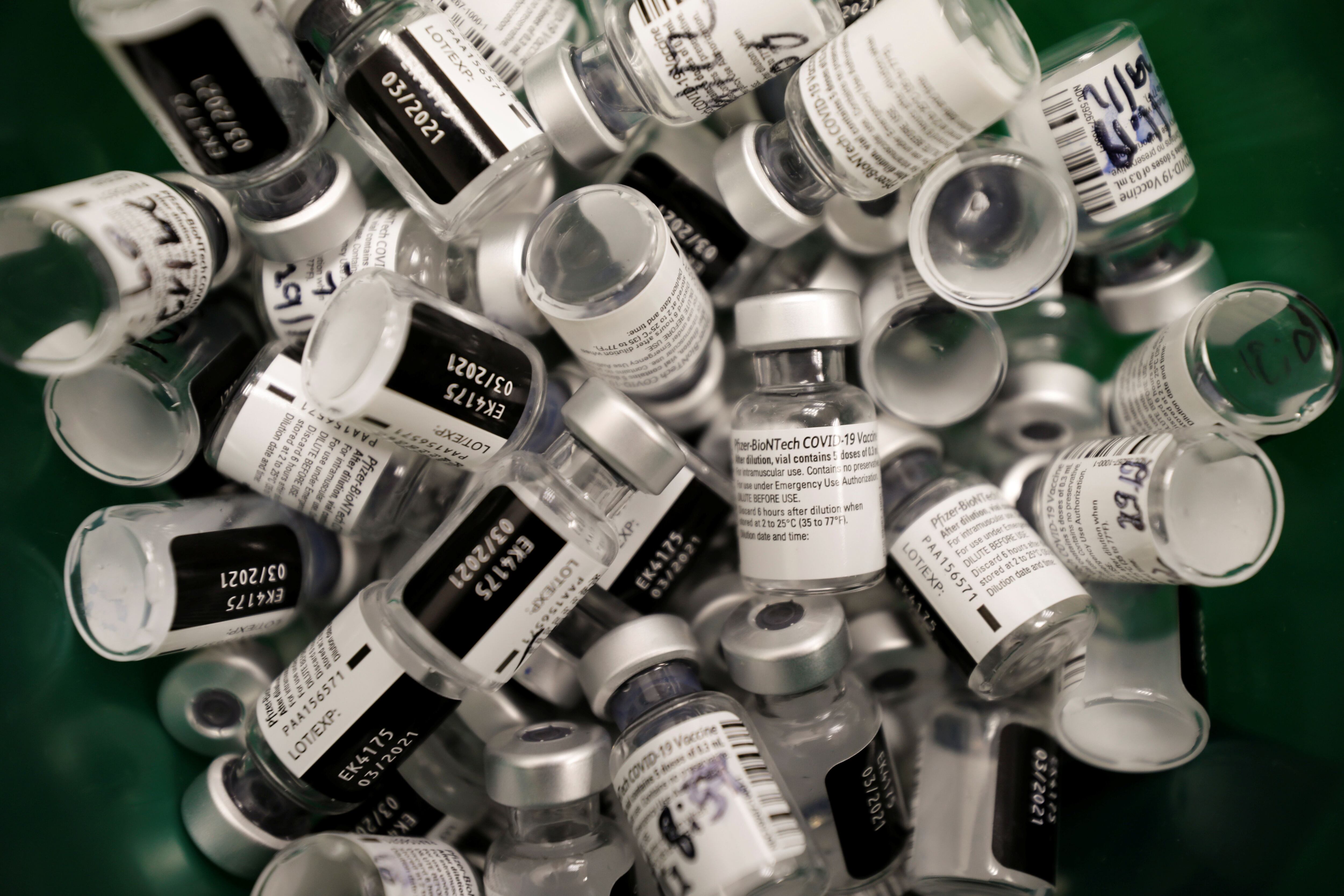 Frascos que contenían la vacuna son descartados luego de la aplicación a los ciudadanos en Ashdod, Israel - REUTERS/Amir Cohen
