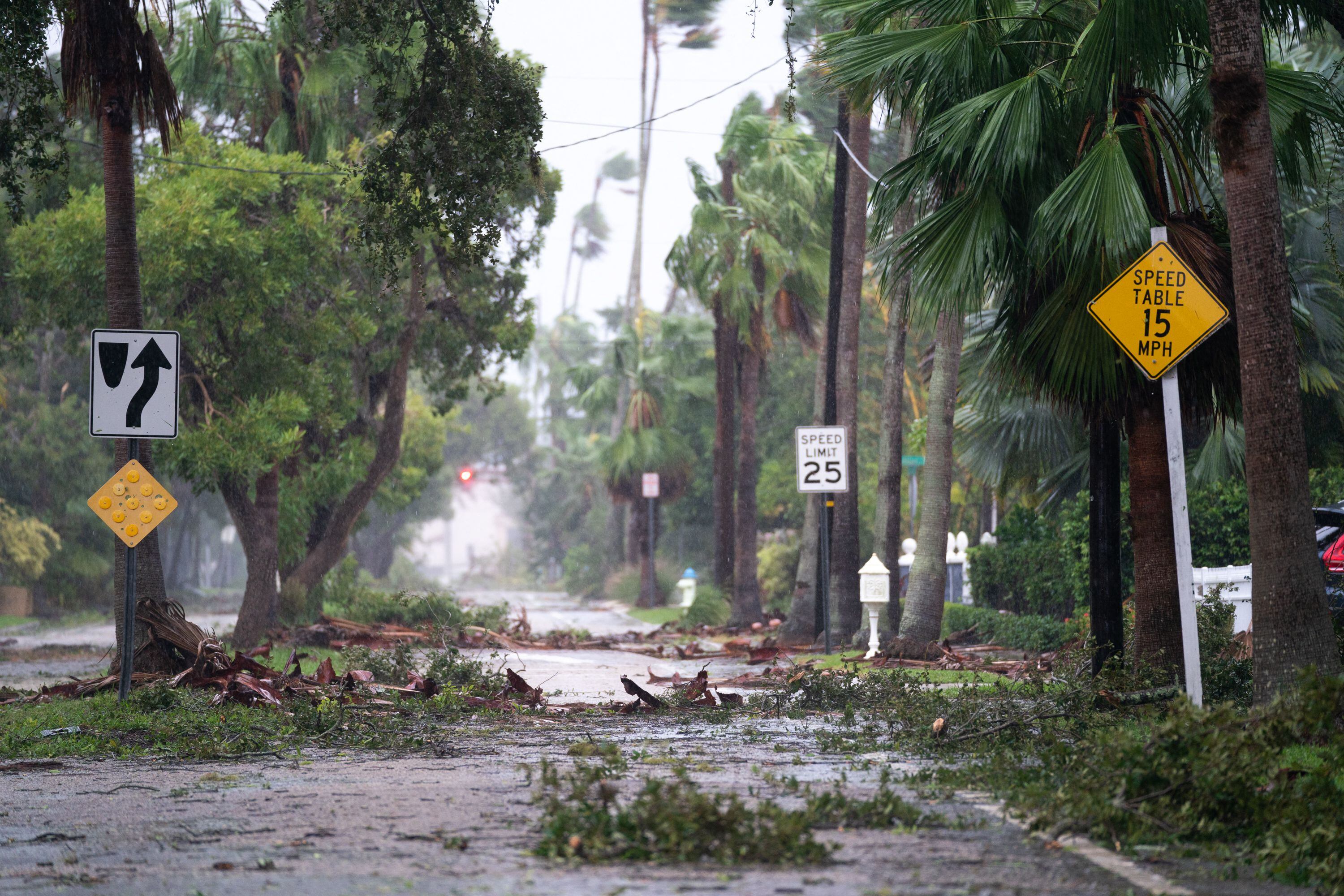 El potente huracán Ian perdió intensidad el miércoles por la noche tras haber barrido el estado de Florida con violentos vientos y lluvias torrenciales, causando inundaciones “catastróficas” y cortes de electricidad en la región (AFP)