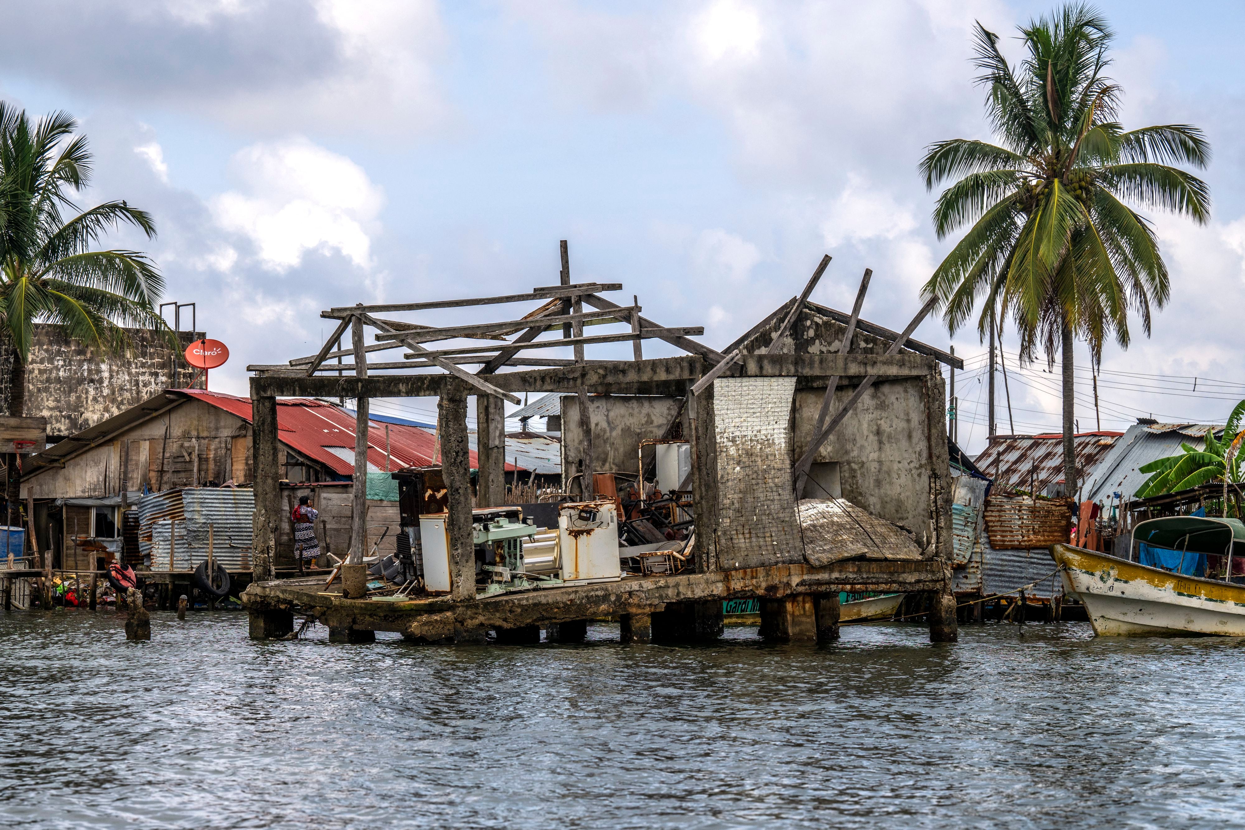 Una casa destruida por el mar en la isla de Carti Sugdupu, en la Comarca Indígena Guna Yala, Panamá, en el Mar Caribe, se ve el 30 de agosto de 2023 (Foto de Luis ACOSTA/AFP)