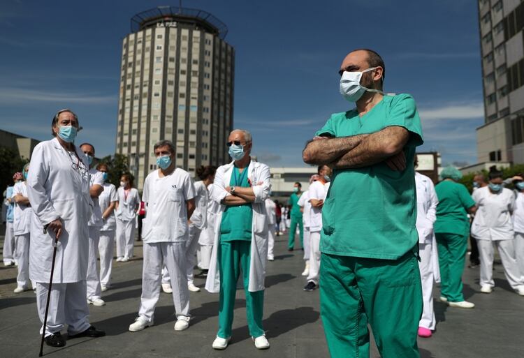 Personal del hospital La Paz, en Madrid, realiza un minuto de silencio por la muerte del jefe de cirugía (Reuters)