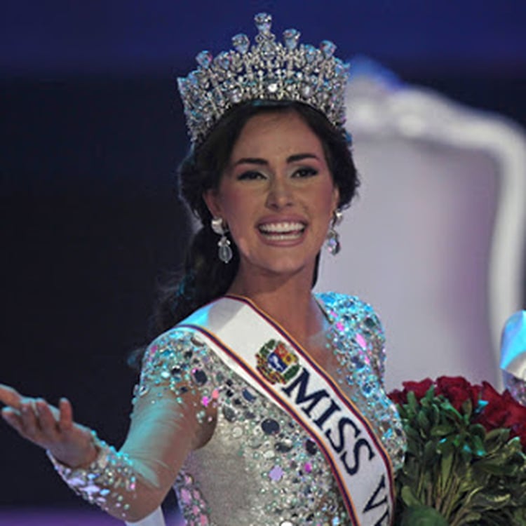 La ahora actriz ganó el Miss Venezuela en 2011 y un año más tarde participó en Miss Universo