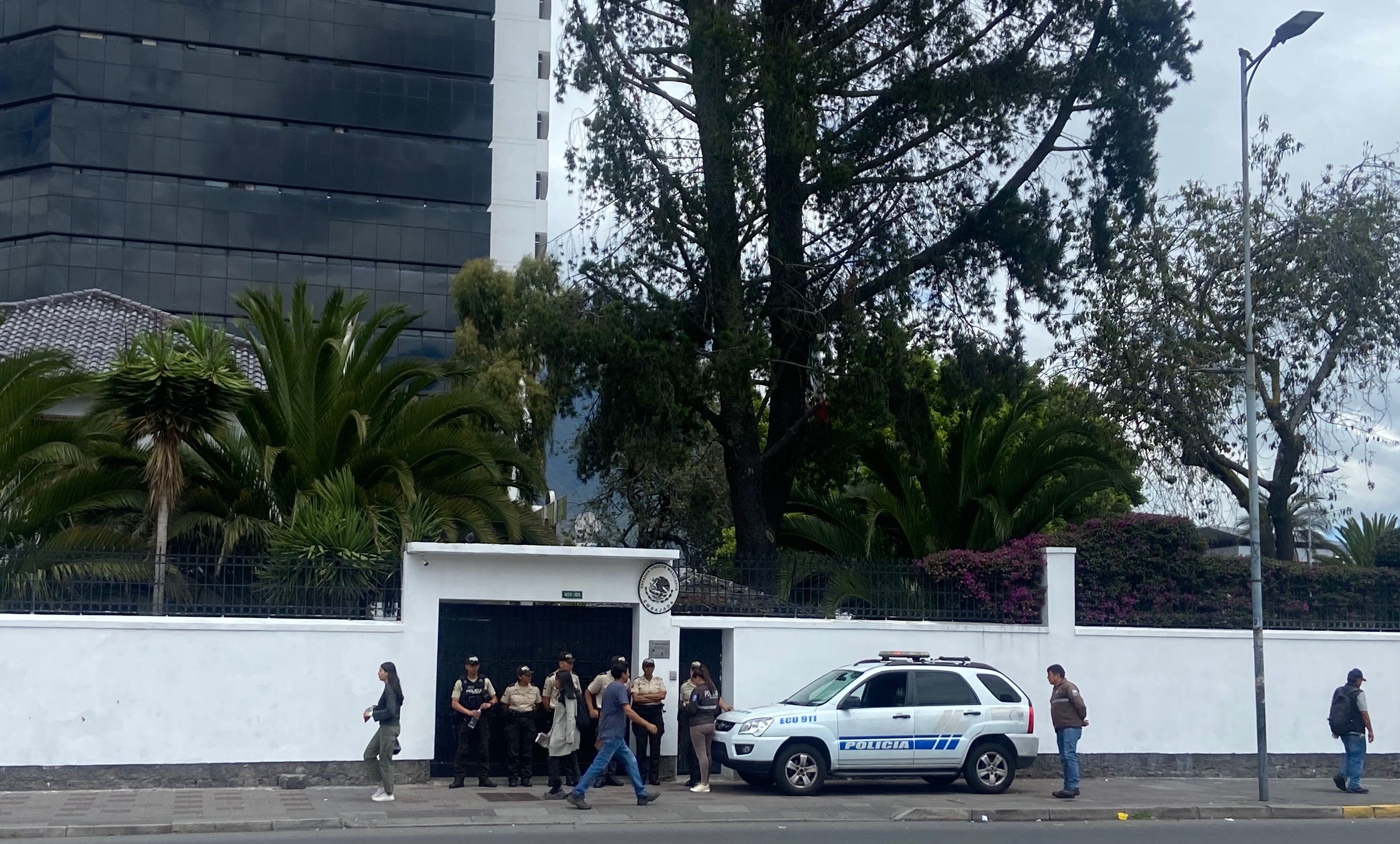 Vista del exterior de la Embajada de México en Quito a las 11h20 del 5 de abril de 2024. (Yalilé Loaiza/ Infobae)