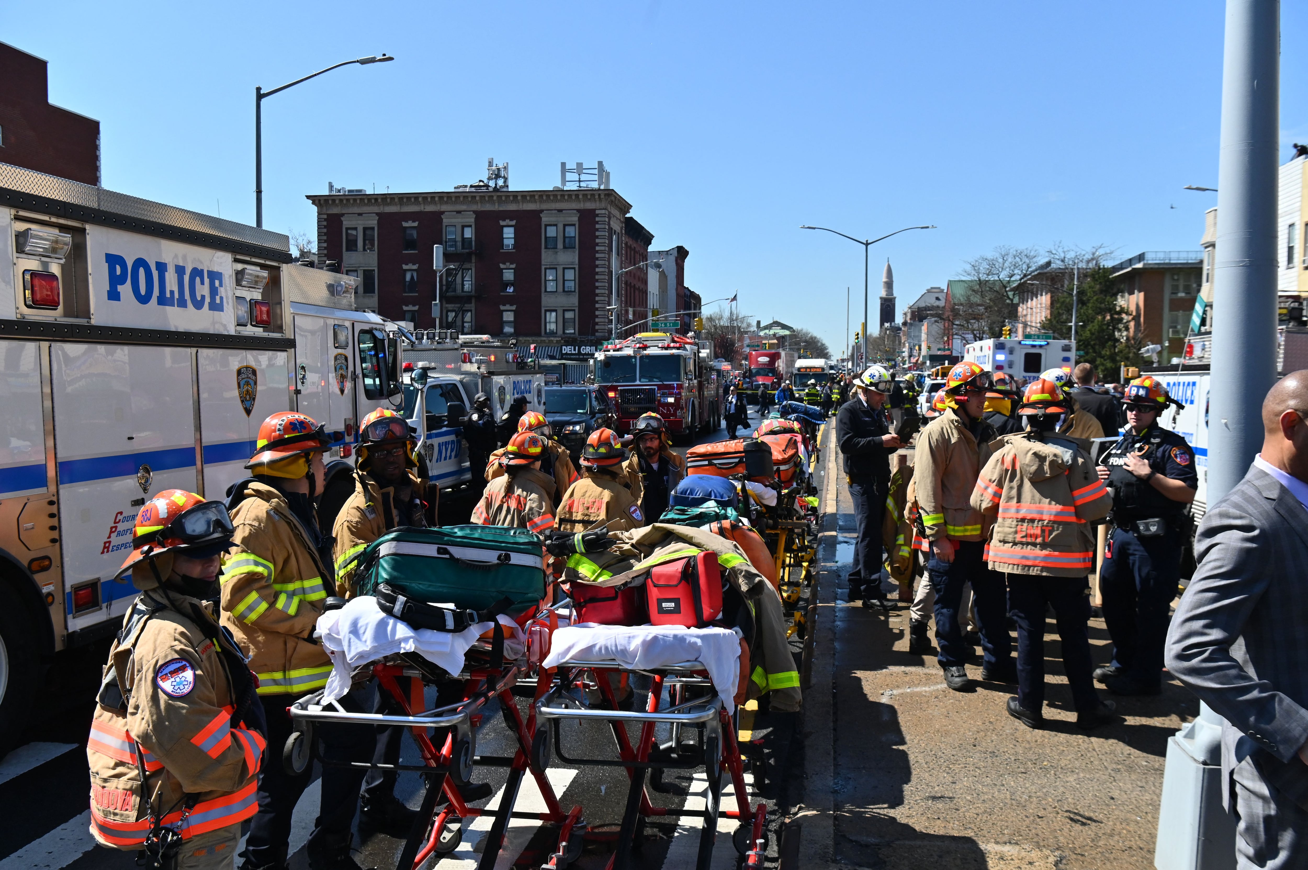 Personal de emergencia asiste a los heridos del tiroteo en el metro de Nueva York (ANGELA WEISS / AFP)