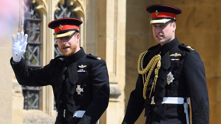 El príncipe Harry y el príncipe William en la pre ceremonia de boda del heredero al trono con Meghan Markle (Shutterstock)