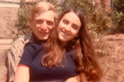 Johnny Lee Peoples y Cathy se conocieron en 1970 y desde entonces no se separaron jamás. Murieron tomados de la mano (Familia Peoples)