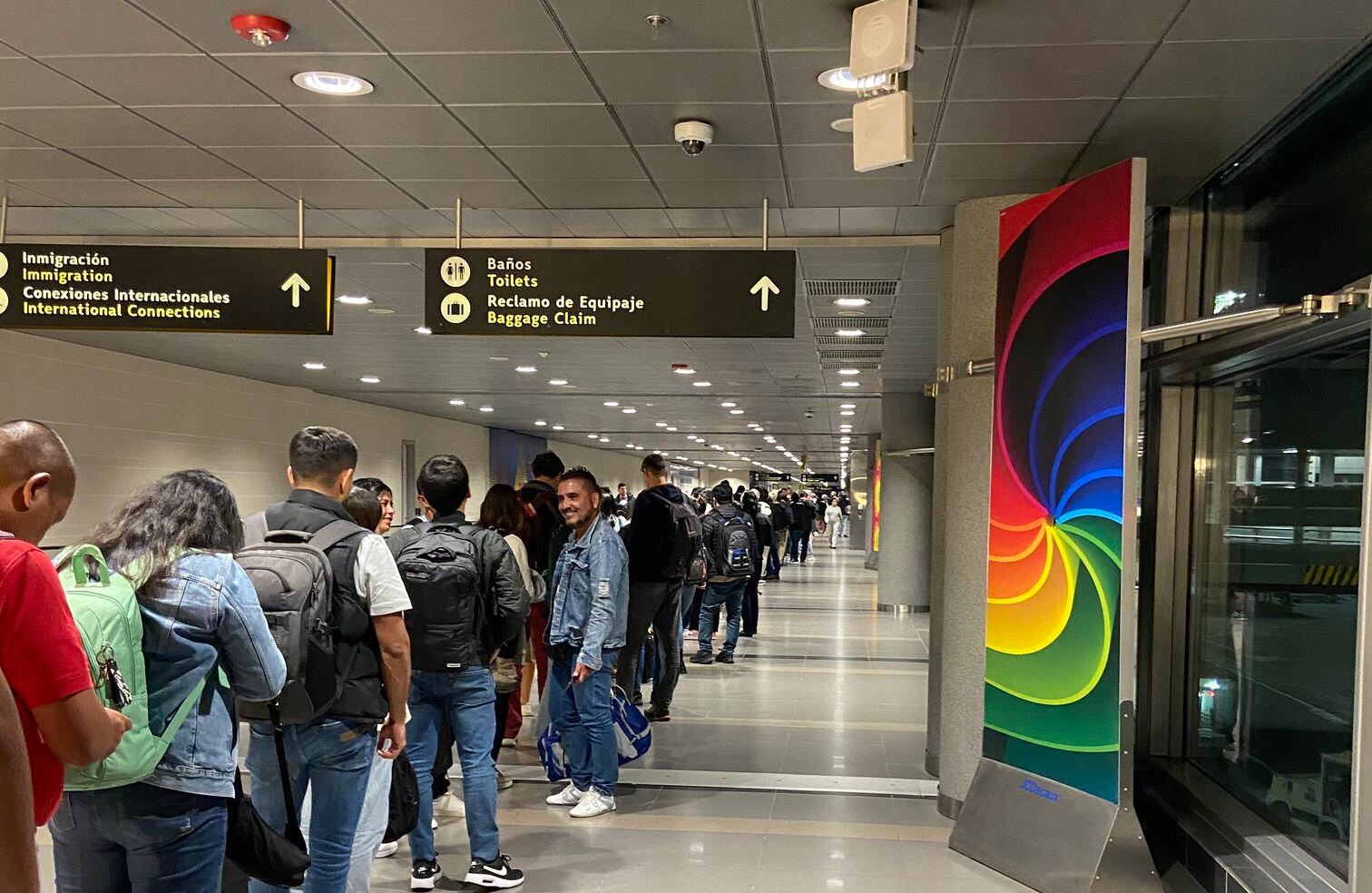 Continúan las interminables filas en el aeropuerto El Dorado-Bogotá