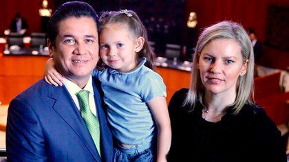 Moira Gough con su marido, Carlos Puente, y su hija Mía