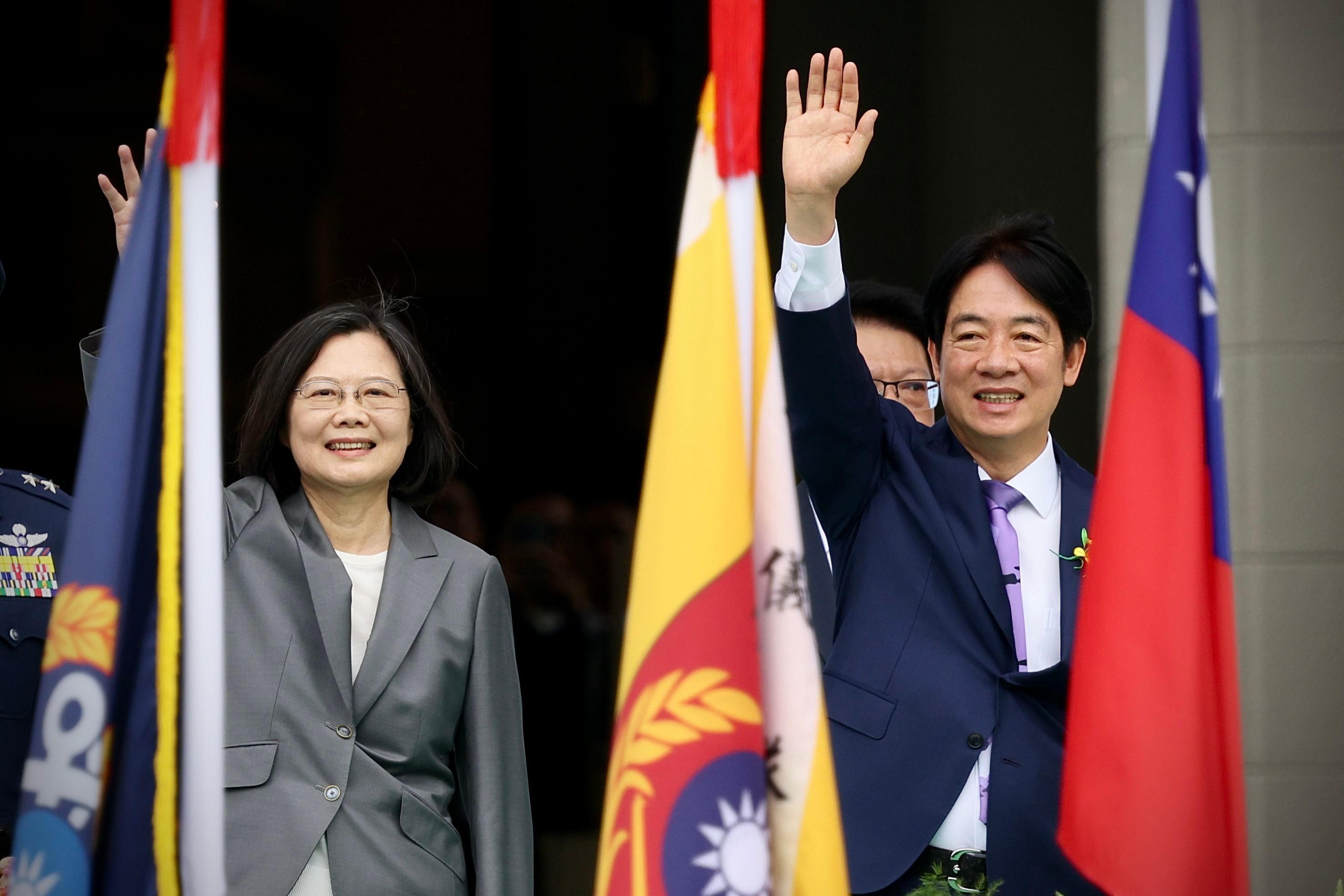 La presidenta saliente de Taiwán, Tsai Ing-wen (izq.), y el presidente electo de Taiwán, William Lai (EFE/Ritchie B. Tongo)
