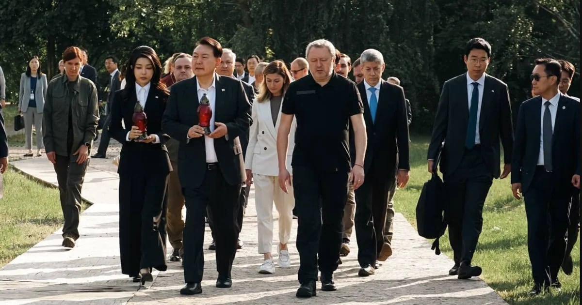 Il presidente sudcoreano Yoon Sok Yul ha compiuto una visita a sorpresa in Ucraina e incontrerà Volodymyr Zelensky.
