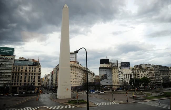 Obelisco bajo cielo nublado