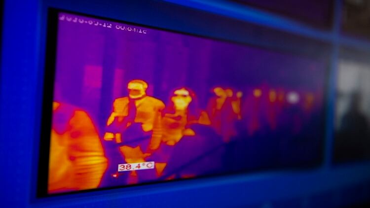 En Ezeiza se controla con cámaras infrarrojas de temperatura corporal