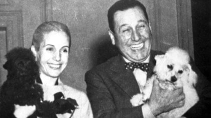 Eva y Juan Domingo Perón con sus caniches cerca de 1950 (Everett/Shutterstock)

