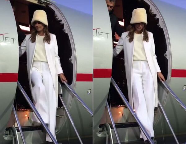 Juliana Awada bajándose del avión en Moscú con un equipo total white y la intervención del sweater en tono crudo natural. El sombrero de piel estilo “balde o pescador” con reminiscencias rusas  fue el accesorio estrella y chic