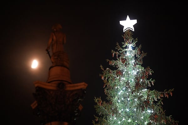 Las luces del pino navideño en la Trafalgar Square, Londres