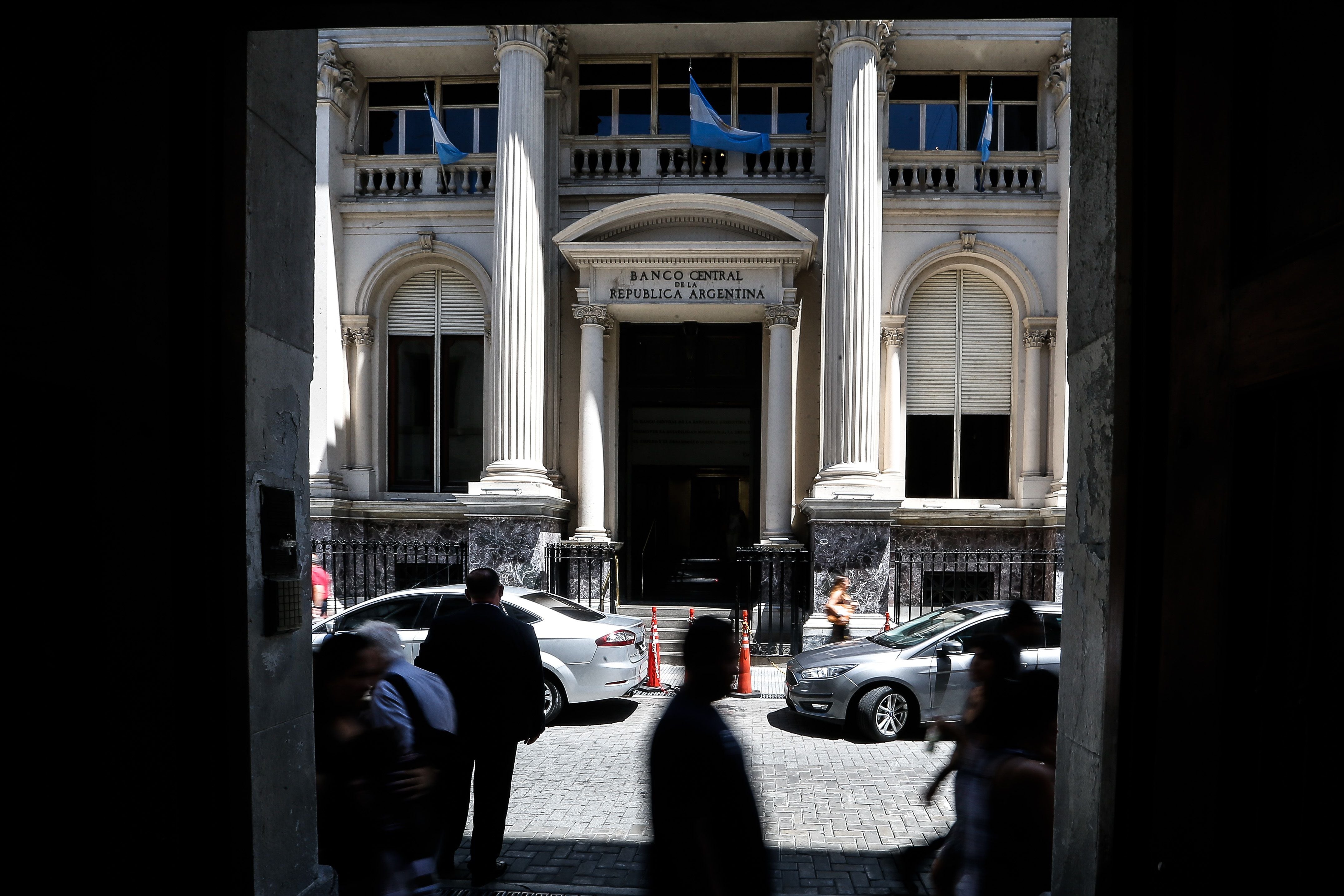 Personas caminan frente al Banco Central de la República Argentina, en una fotografía de archivo. EFE/ Juan Ignacio Roncoroni
