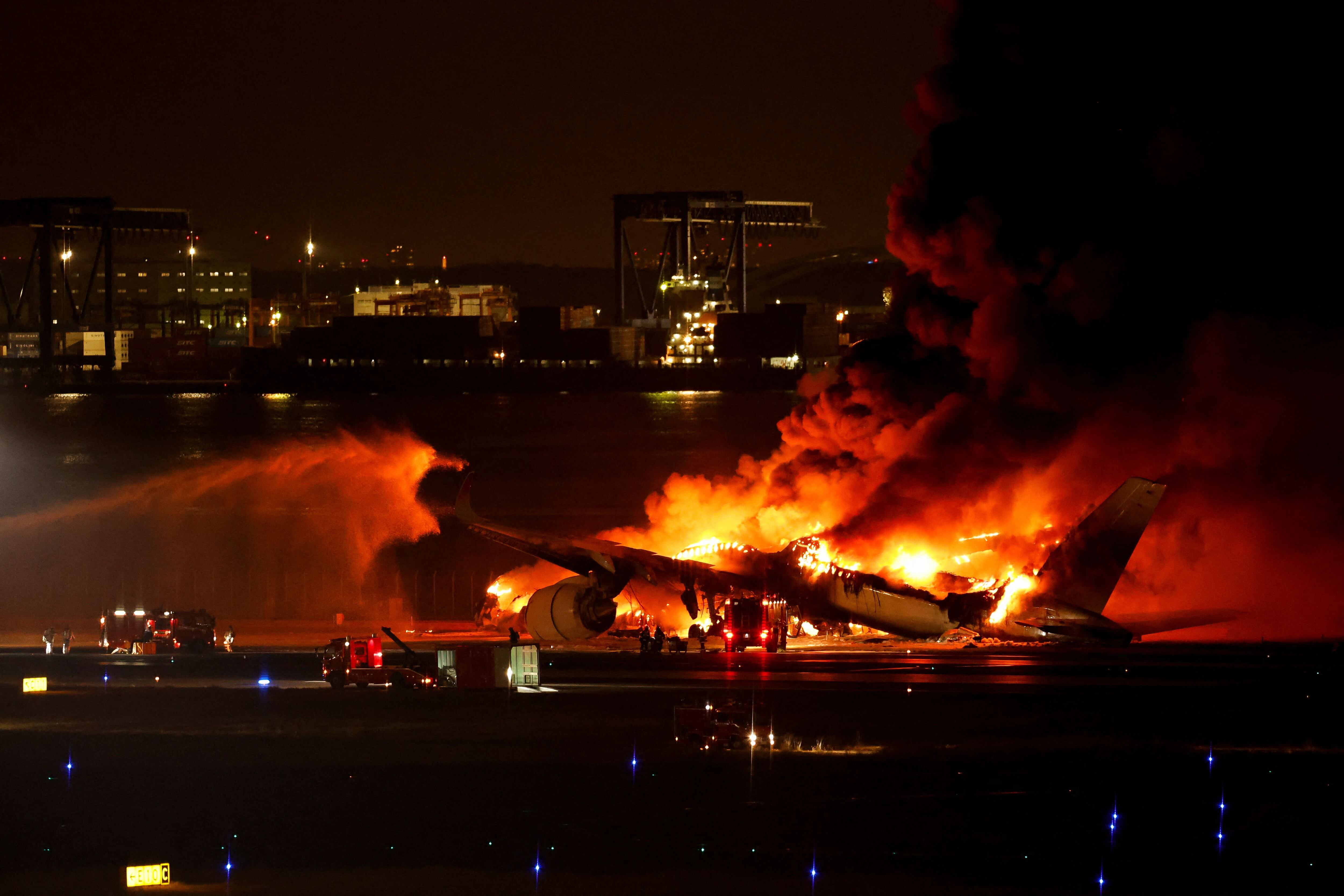 El Airbus A350 envuelto de llamas y humo tras el accidente (REUTERS/Issei Kato)
