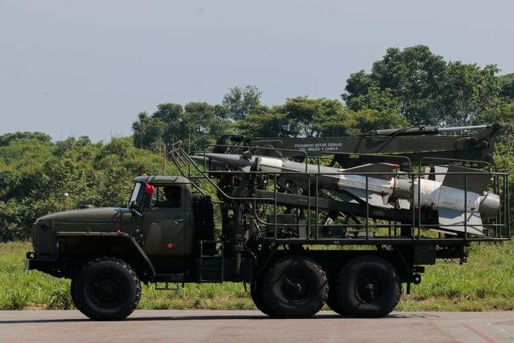 El lanzador autopropulsado de los misiles antiaÃ©reos S-125 Pechora-2M (Schneyder MENDOZA / AFP)