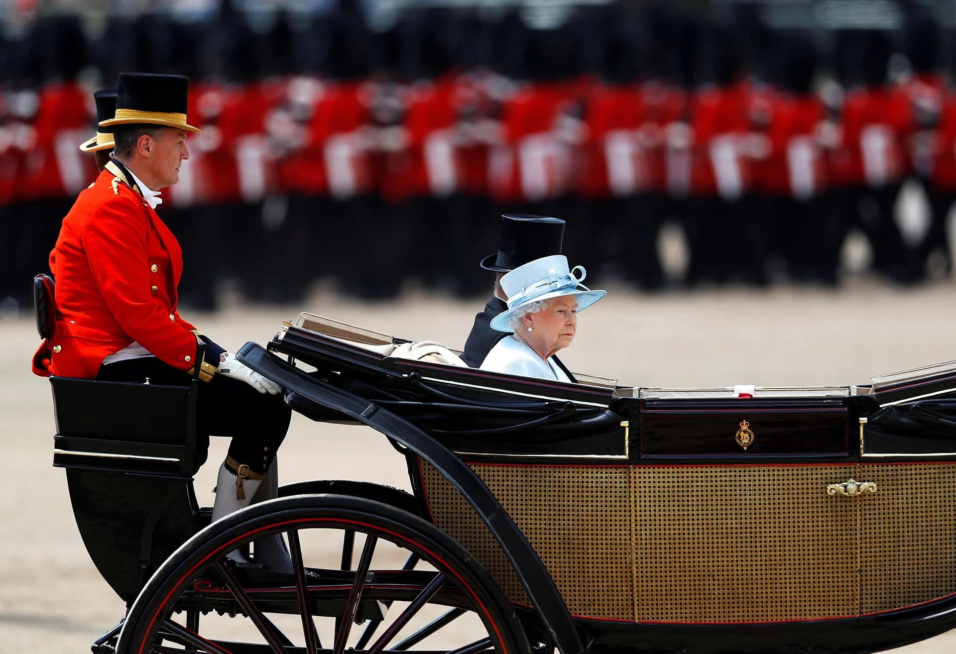 La reina Isabel de Gran Bretaña y el príncipe Philip asisten al evento Trooping the Colour en Londres
