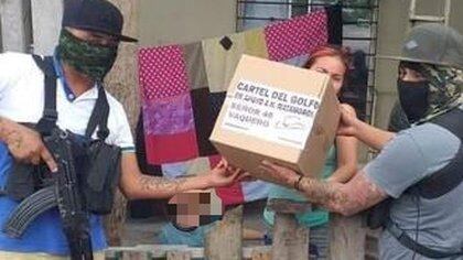 Presuntos miembros del Cártel del Golfo entregaron despensas a la población (Foto: Twitter/LPueblo2)