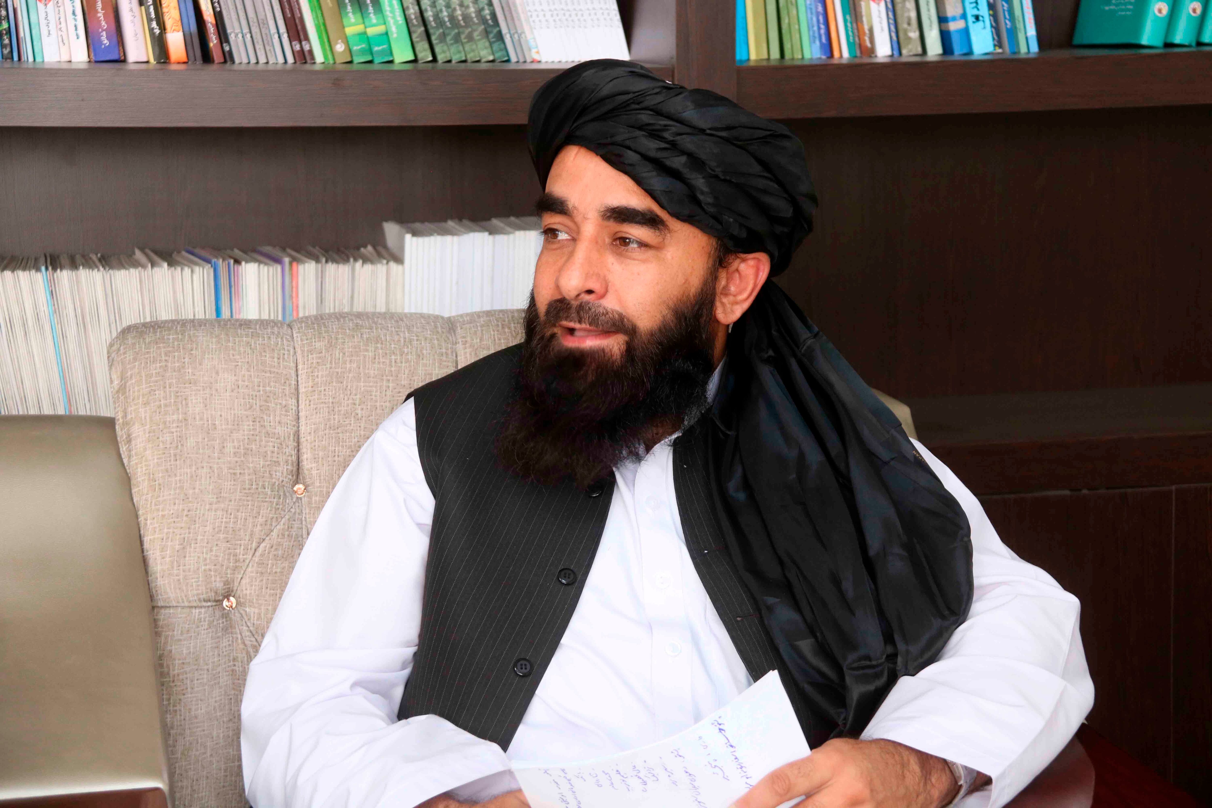 El portavoz de los talibanes, Zabiullah Mujahid, durante una entrevista en su oficina, este miércoles en Kabul. EFE/AKHTER GULFAM