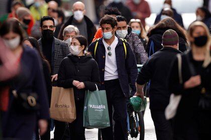Personas, con máscaras protectoras, caminan por la calle Montorgueil en París, Francia, el 25 de febrero de 2021. REUTERS / Sarah Meyssonnier
