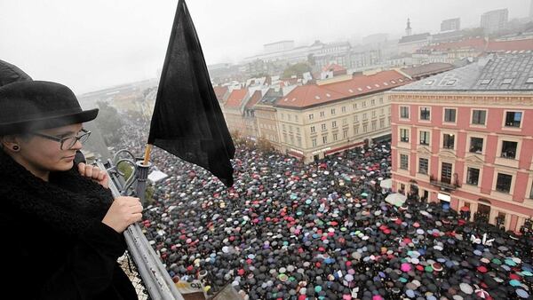 Marcha en Polonia conocida como Lunes Negro, convocada contra un proyecto gubernamental para limiar aún más la ley de aborto vigente en el país (Reuters)