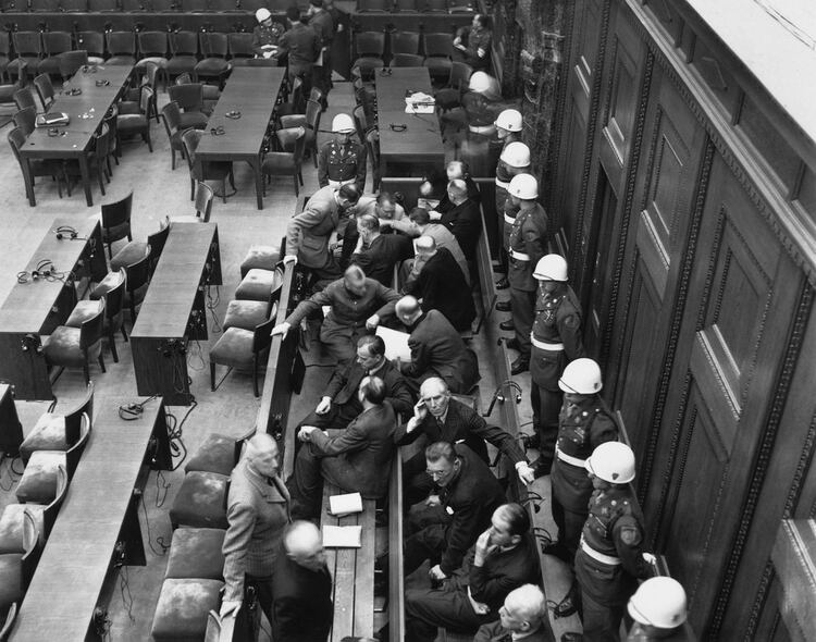 Soldados se alinean una sala de audiencias donde los líderes nazis escuchan al fiscal británico Sir Hartley Shawcross 