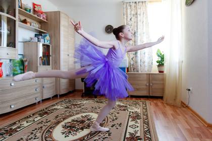 Alexandra Kustova hace una demostración de ballet antes de una entrevista en su casa, en Yekaterinburgo, una ciudad en los Montes Urales, Rusia (AP Foto/Anton Basanaev)