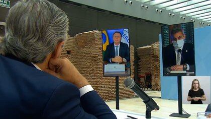 Alberto Fernández escuchando a Jair Bolsonaro mientras hablaba de la reducción de aranceles en el Mercosur