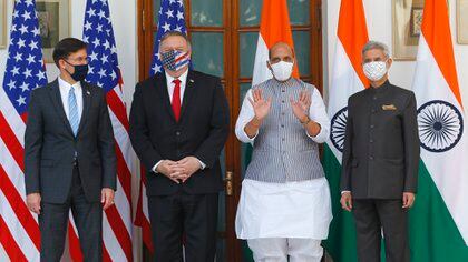 El secretario de Estado de EEUU Mike Pompeo y el secretario de Defensa de EEUU Mark Esper junto al canciller indio Subrahmanyam Jaishankar y al ministo de Defensa indio Rajnath Singh durante el encuentro de este martes en Nueva Delhi (Adnan Abidi/AP)